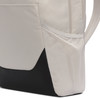 Nahaufnahme eines Rucksacks mit beigem Stoff, schwarzem Teil und Netztasche.