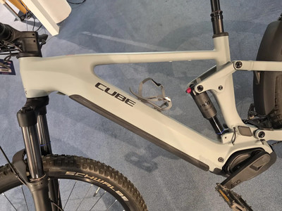 Nahaufnahme des Rahmens eines Cube E-Bikes mit Dämpfer und Gabel. Nahaufnahme des Rahmens eines Cube E-Bikes mit Dämpfer und Gabel.