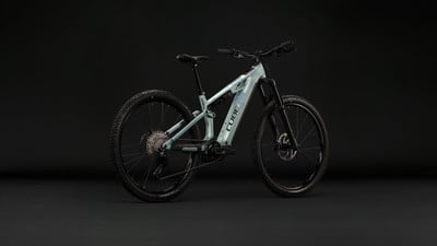 Hellblaues Cube E-Bike mit Federung vor schwarzem Hintergrund. Hellblaues Cube E-Bike mit Federung vor schwarzem Hintergrund.