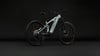 Hellblaues Cube E-Bike mit Federung vor schwarzem Hintergrund.