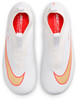 Weiße Nike Mercurial Superfly Fußballschuhe mit orangefarbenem Swoosh und rotem Futter.