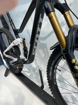 Schwarzes Scott Mountainbike mit weißem Dämpfer und goldener Gabel. Schwarzes Scott Mountainbike mit weißem Dämpfer und goldener Gabel.