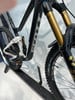 Schwarzes Scott Mountainbike mit weißem Dämpfer und goldener Gabel.