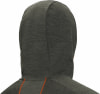 Detail der Rückseite einer dunkelgrünen Kapuzenpulloverhaube mit orangefarbenen Nähten.