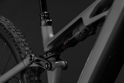 Detail des Mountainbike-Hinterbaus mit RockShox-Dämpfer. Detail des Mountainbike-Hinterbaus mit RockShox-Dämpfer.