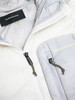 Detail einer Peak Performance Jacke mit weißen und grauen Teilen und Reißverschlüssen.