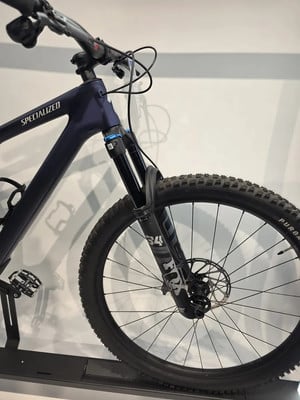 Vorderseite eines dunkelblauen Specialized Mountainbikes mit Fox-Federung.
