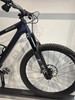 Vorderseite eines dunkelblauen Specialized Mountainbikes mit Fox-Federung.