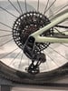 Detail eines Mountainbike-Schaltwerks mit Kassette und Kette.