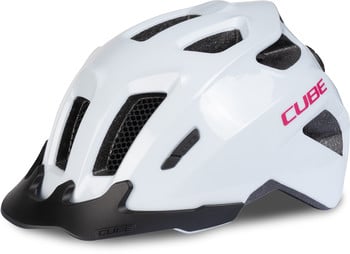 Weißer Fahrradhelm mit pinkem CUBE-Logo und schwarzem Schild.