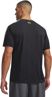 Schwarzes T-Shirt mit Under Armour Logo auf dem Rücken und Streifen an den Ärmeln. Schwarzes T-Shirt mit Under Armour Logo auf dem Rücken und Streifen an den Ärmeln.
