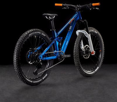 Blaues Mountainbike mit orangen Griffen und schwarzen Rädern.