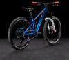 Blaues Mountainbike mit orangen Griffen und schwarzen Rädern.