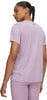 Eine Frau in einem rosa Shirt und Leggings mit Zopf, von hinten gesehen.