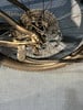 Geschlossenes Fahrrad-Schaltwerk mit Scheibenbremse und Bontrager-Reifen.