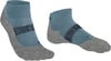 Blaue Knöchelsocken mit grauem Absatz und Markenlogo.