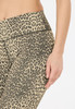 Detail einer Damenleggings mit Leopardenmuster und einer Hand.