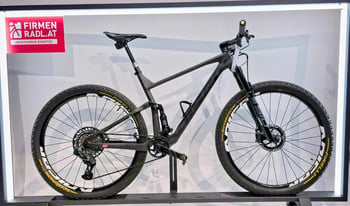 Schwarzes Fullsuspension-Mountainbike von Scott mit Logo auf dem Rahmen.