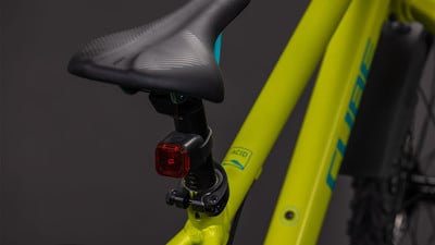 Ein grünes Fahrrad mit rotem Licht unter dem Sattel und ACID-Logo. Ein grünes Fahrrad mit rotem Licht unter dem Sattel und ACID-Logo.