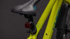 Ein grünes Fahrrad mit rotem Licht unter dem Sattel und ACID-Logo.