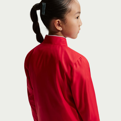 Mädchen in roter Jacke mit Pferdeschwanz und Haarspangen. Mädchen in roter Jacke mit Pferdeschwanz und Haarspangen.