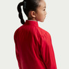 Mädchen in roter Jacke mit Pferdeschwanz und Haarspangen.