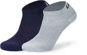 Zwei kurze Socken, eine dunkelblau, die andere hellgrau.