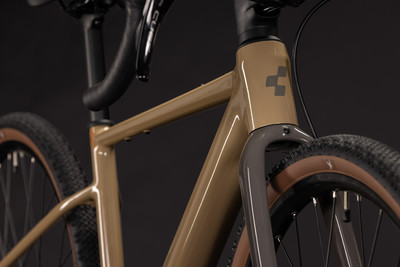 Rahmen- und Gabeldetail eines Fahrrads mit Cube-Logo. Rahmen- und Gabeldetail eines Fahrrads mit Cube-Logo.