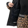 Die Innenseite einer Jacke mit Leopardenmuster, mit Taschen und Logo.