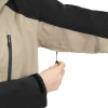 Detail einer Jacke mit einer Hand, die an einer Kordel am Ärmel zieht.