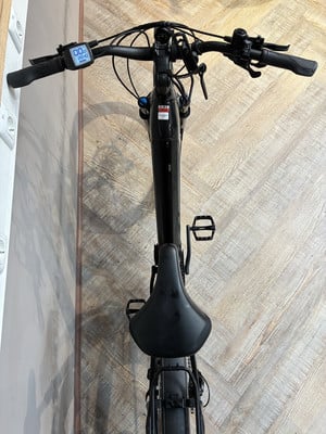 Ein schwarzes E-Bike mit Display am Lenker und Sattel.