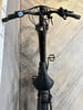 Ein schwarzes E-Bike mit Display am Lenker und Sattel.