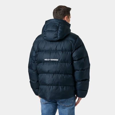Férfi hátulról sötét steppelt dzsekiben Helly Hansen logóval. Férfi hátulról sötét steppelt dzsekiben Helly Hansen logóval.