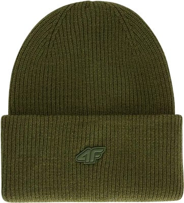 Grüne Strickmütze mit 4F-Logo am Umschlag.