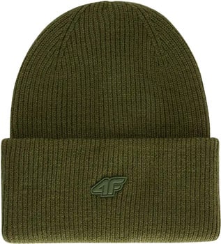 Grüne Strickmütze mit 4F-Logo am Umschlag.