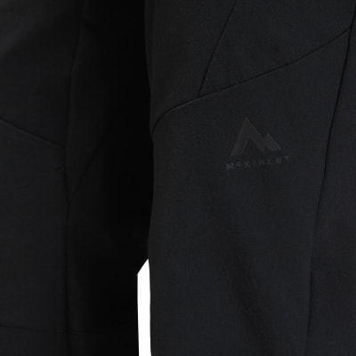 Čierna bunda s logom McKinley na rukáve, detailný záber. Čierna bunda s logom McKinley na rukáve, detailný záber.