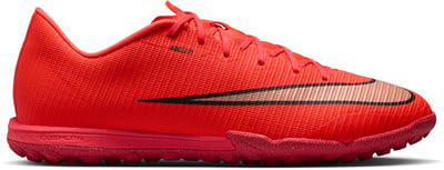 Roter Nike-Fußballschuh mit kupferfarbenem Swoosh und Kunstrasen-Außensohle.