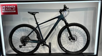 Ein Cube Mountainbike in Dunkelblau mit der Aufschrift CUBE auf dem Rahmen.