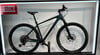 Ein Cube Mountainbike in Dunkelblau mit der Aufschrift CUBE auf dem Rahmen.