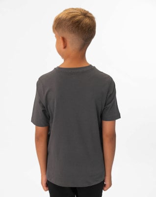 Rückansicht eines Jungen im dunkelgrauen Kurzarm-T-Shirt. Rückansicht eines Jungen im dunkelgrauen Kurzarm-T-Shirt.