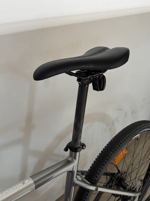 Fahrradsattel mit rotem Licht an der Sattelstütze. Fahrradsattel mit rotem Licht an der Sattelstütze.