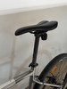 Fahrradsattel mit rotem Licht an der Sattelstütze.
