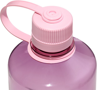 Ein pinker Deckel mit Schlaufe an einer lila Flasche. Ein pinker Deckel mit Schlaufe an einer lila Flasche.
