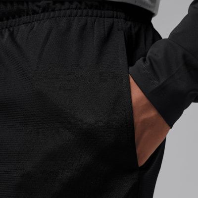 Detail schwarzer Stoff mit Hand in Tasche. Detail schwarzer Stoff mit Hand in Tasche.