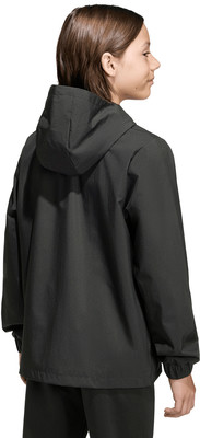 Junge in schwarzer Kapuzenjacke, Rückansicht Junge in schwarzer Kapuzenjacke, Rückansicht