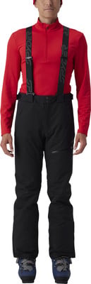 Mann in rotem Oberteil und schwarzer Skihose mit Hosenträgern.