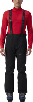 Mann in rotem Oberteil und schwarzer Skihose mit Hosenträgern.