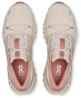 Damen-Laufschuhe ON Running Cloud X in Beige mit rosa Details.
