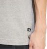 Szürke póló Adidas logóval az ujjon.