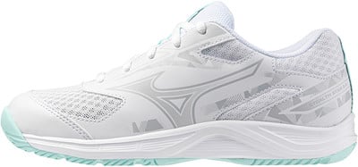 Weiße Mizuno Volleyballschuhe mit türkisfarbenen Details und grauem Muster. Weiße Mizuno Volleyballschuhe mit türkisfarbenen Details und grauem Muster.